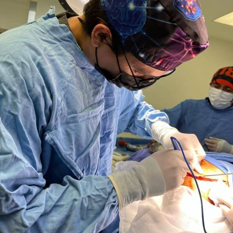 Dr. Mallyolo Pelayo durante un procedimiento endovascular en sala de hemodinamia Puebla